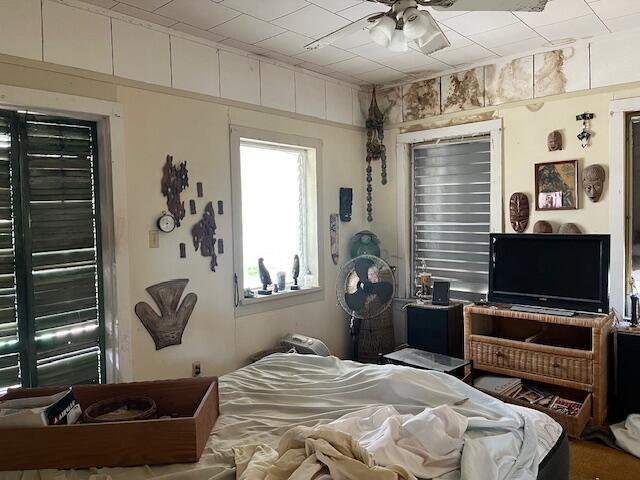 bedroom featuring a ceiling fan