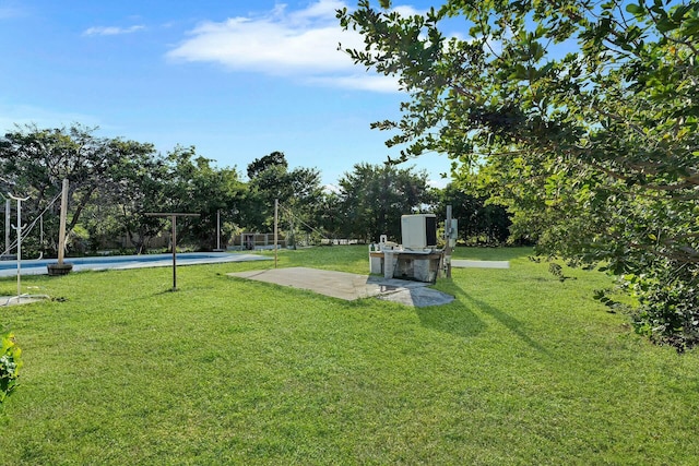 view of yard featuring a pool