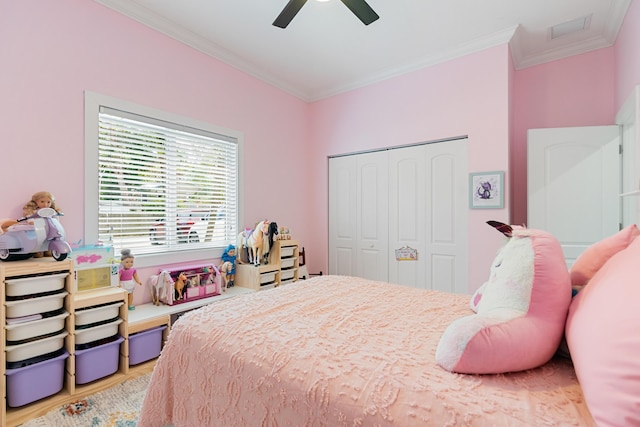 bedroom featuring crown molding, a ceiling fan, and a closet