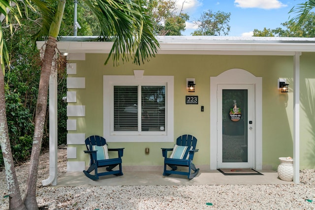 entrance to property featuring stucco siding