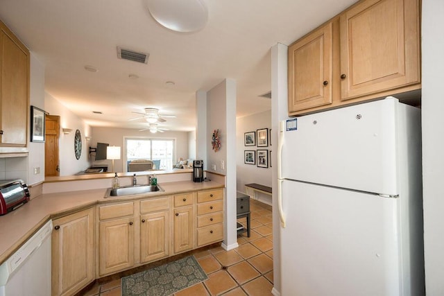 kitchen featuring light tile patterned flooring, sink, ceiling fan, light brown cabinets, and white appliances