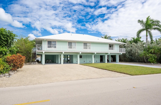 view of front of property with a carport and a front yard