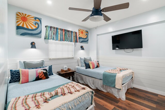 bedroom featuring visible vents, a ceiling fan, baseboards, a closet, and dark wood-style floors