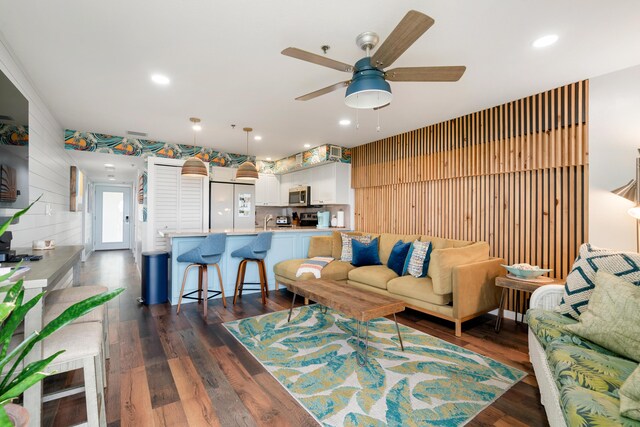 living area with dark wood-style floors, recessed lighting, and ceiling fan