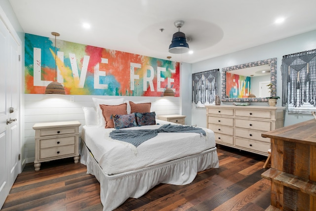 bedroom with dark wood-style flooring and ceiling fan