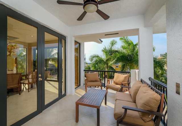 sunroom featuring ceiling fan