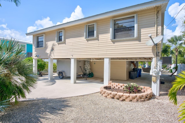 view of front facade with a carport and concrete driveway