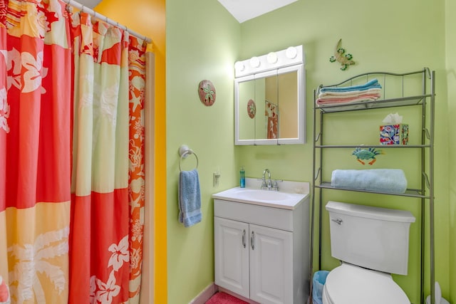 full bathroom featuring toilet, a shower with shower curtain, and vanity