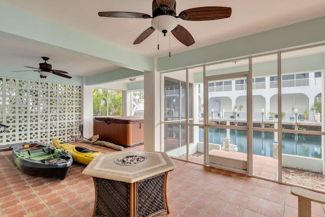 sunroom with ceiling fan