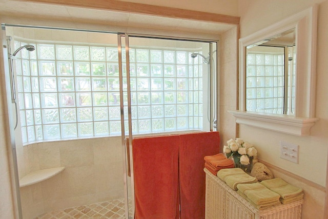 bathroom featuring a tile shower