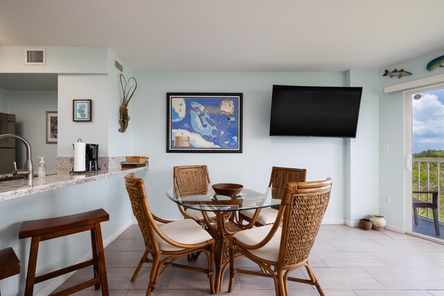 dining area featuring visible vents and baseboards