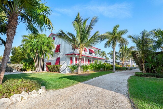 view of front of property featuring a front yard