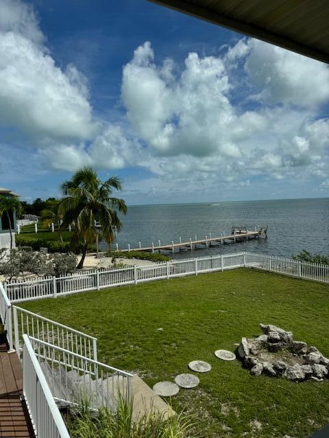 view of yard featuring a water view