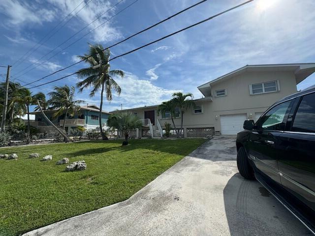 view of front facade featuring a garage and a front yard