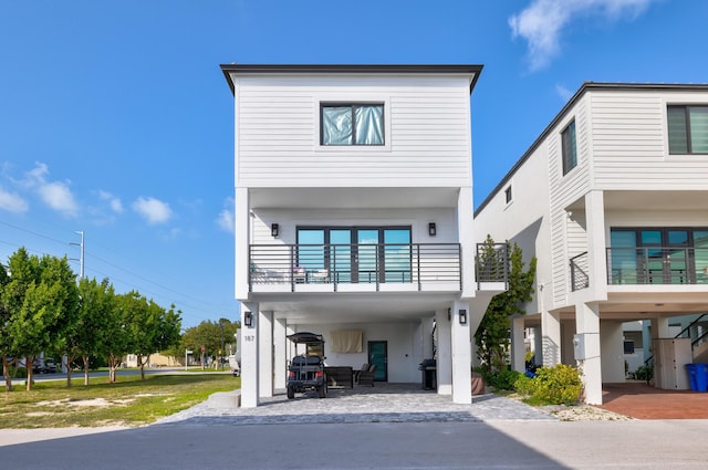 view of front of house featuring a carport