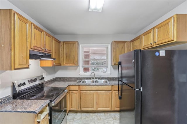 kitchen featuring electric stove, dark countertops, freestanding refrigerator, under cabinet range hood, and a sink