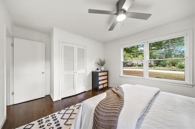 bedroom with dark hardwood / wood-style floors, ceiling fan, and a closet