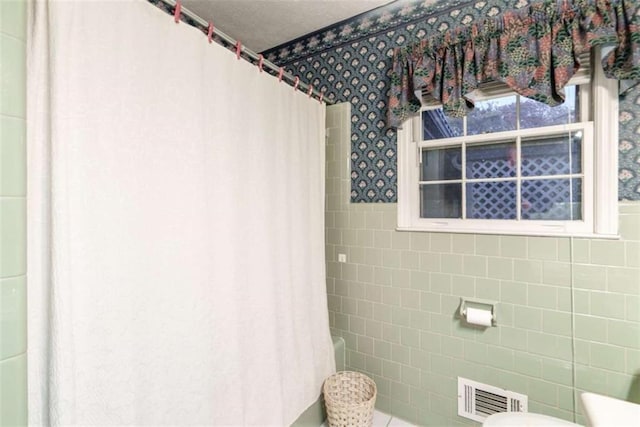 1526 N Cherokee Rd N, Social Circle, GA 30025 - full bathroom featuring tile walls, curtained shower, and toilet