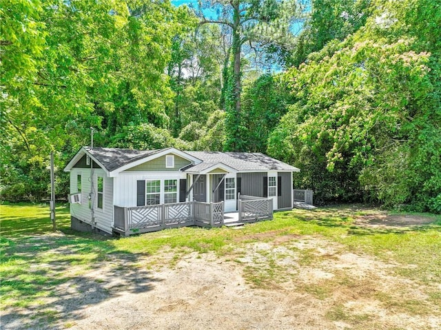 view of front of home featuring crawl space, roof with shingles, cooling unit, and a front yard