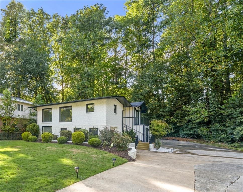 view of front facade featuring a front yard