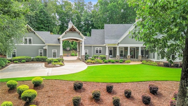 view of front of house featuring a front lawn