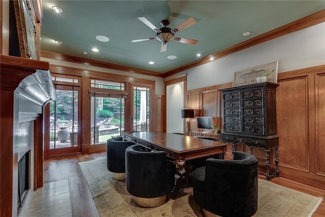 dining space featuring light wood-type flooring, crown molding, and ceiling fan