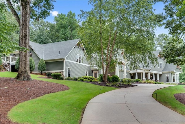 view of front of house featuring a front lawn