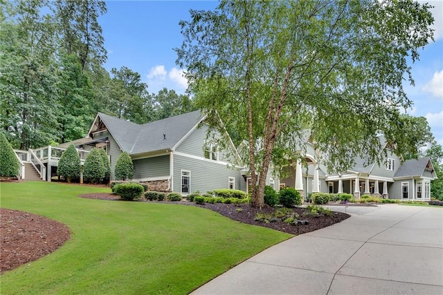 view of front of home featuring a front lawn