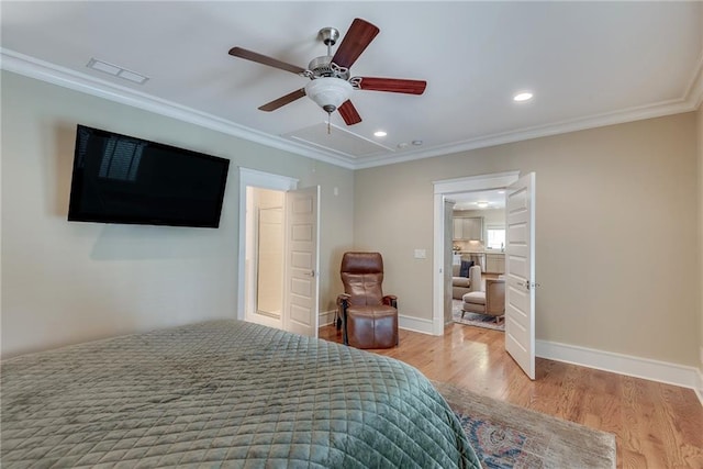 bedroom featuring crown molding, light hardwood / wood-style floors, and ceiling fan