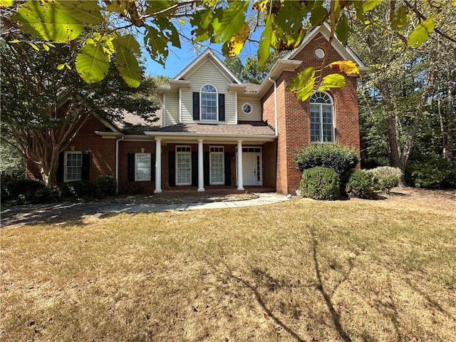 front facade featuring a front yard