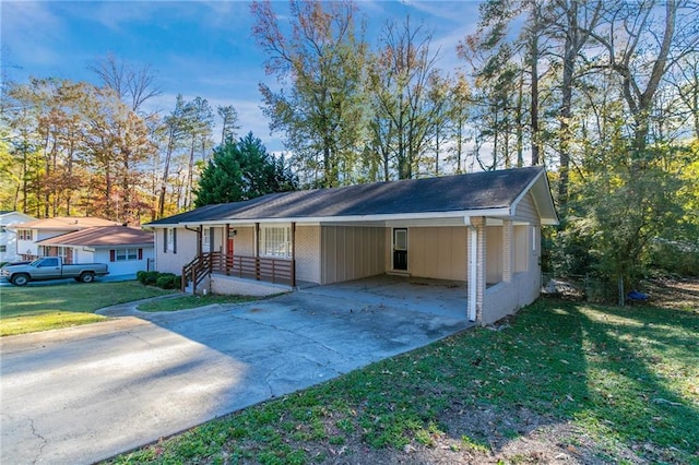 view of front of property featuring a front lawn and a carport