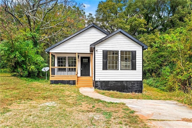 1111 Osborne St SW, Atlanta, GA 30310 - bungalow-style house featuring a front yard and covered porch