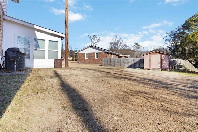 view of yard featuring a storage shed