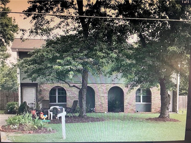 view of front of house featuring a front lawn