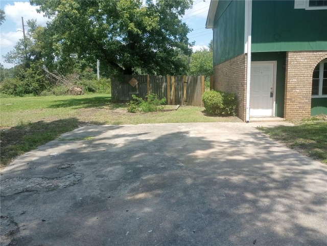 view of yard featuring a patio area