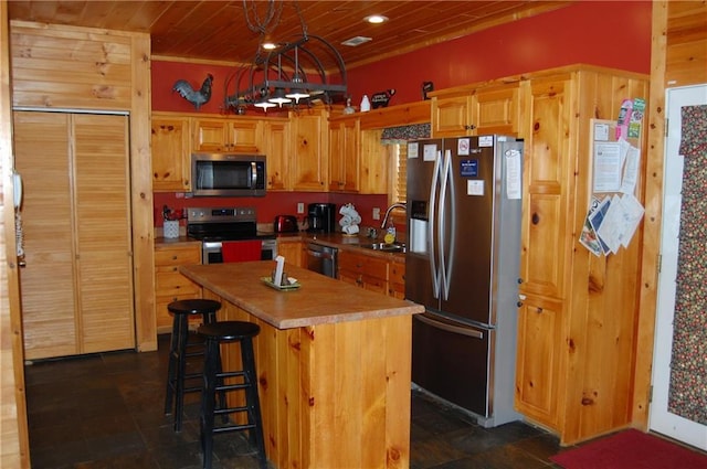 30C River Forest Pl, Suches, GA 30572 - kitchen with stainless steel appliances, a sink, a kitchen island, a kitchen breakfast bar, and light countertops