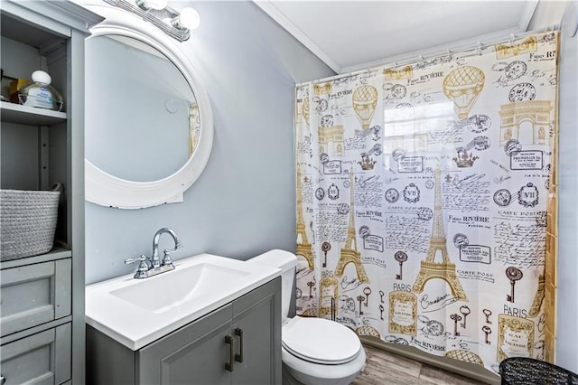 full bathroom featuring toilet, a shower with curtain, wood finished floors, crown molding, and vanity