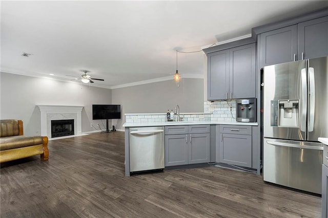 2994 Meadow Church Rd, Suwanee, GA 30024 - kitchen featuring appliances with stainless steel finishes, gray cabinets, ceiling fan, crown molding, and a peninsula