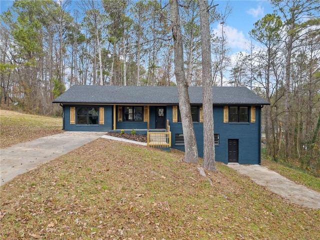 view of front of home featuring covered porch and a front lawn