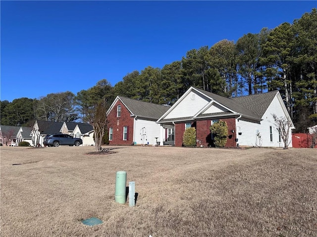 view of front of house featuring a front yard