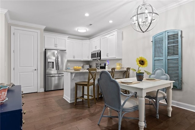 dining area with a notable chandelier, ornamental molding, dark wood finished floors, recessed lighting, and baseboards