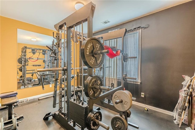 exercise area featuring visible vents and baseboards