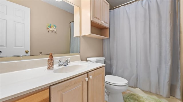 full bathroom featuring vanity, toilet, and a shower with shower curtain
