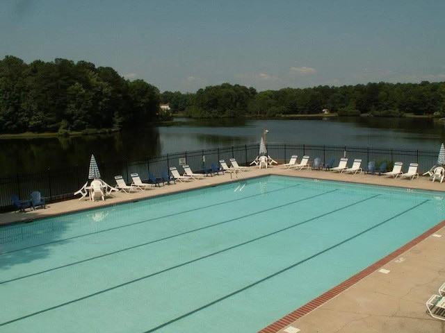 view of swimming pool featuring a water view