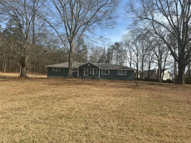 view of front of house featuring a front yard