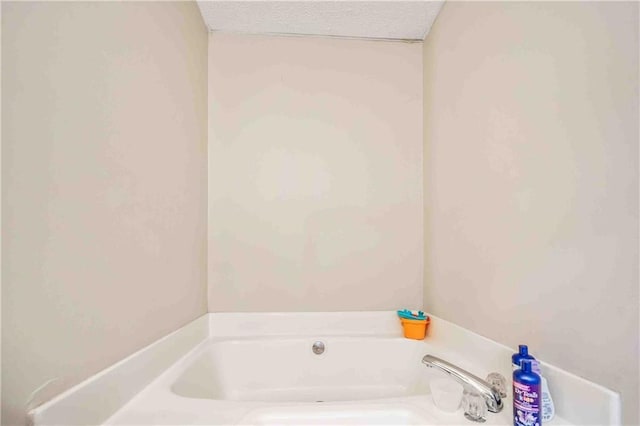 592 Ferry Creek Ct, Acworth, GA 30102 - bathroom featuring a garden tub and a textured ceiling