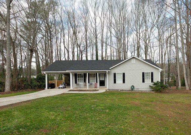 view of front of house featuring a porch, a carport, and a front yard