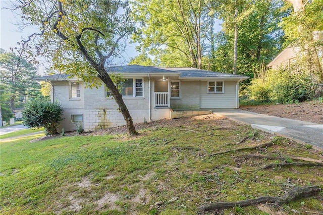 view of front of home featuring a front lawn