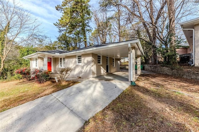 view of front of property featuring a carport