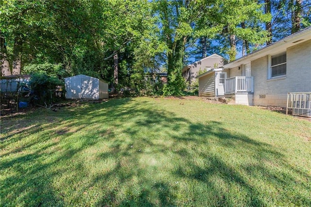 view of yard featuring a storage shed